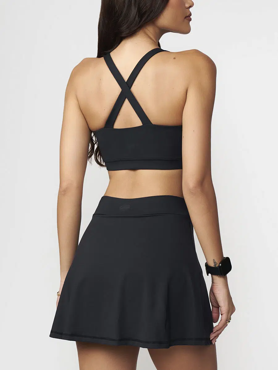 Short saia fitness preto com short interno e bolsos laterais média compressão UV50+ Belles