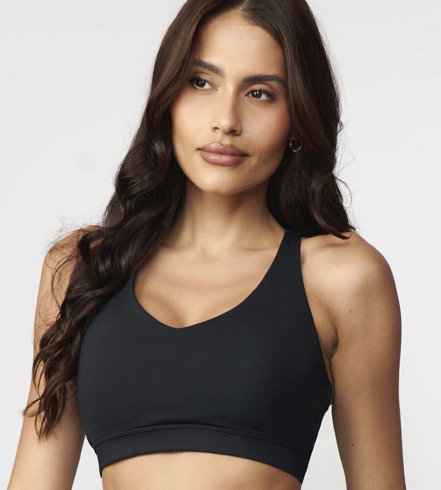 Top fitness preto com alças cruzadas alta sustentação toque gelado UV50+ Belles