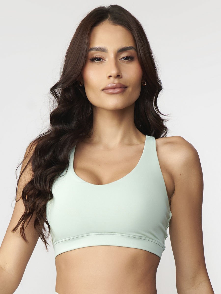 Top fitness verde aloe com alças cruzadas média a alta sustentação toque gelado UV50+ Belles