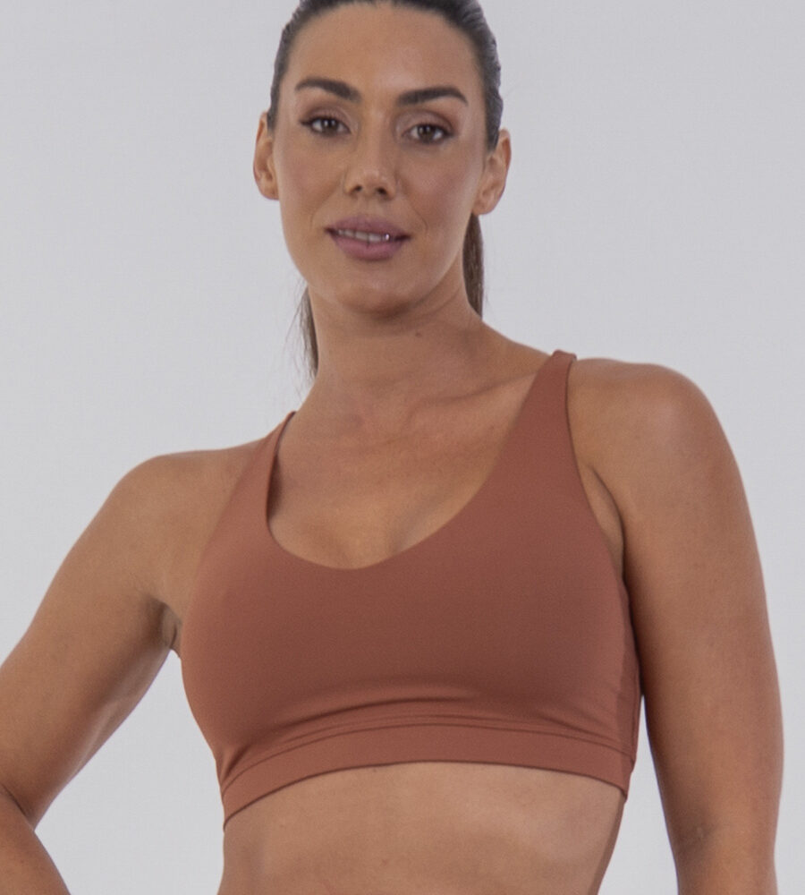 Top Fitness Terracota Belles Active com alças cruzadas e Proteção UV 50+.
