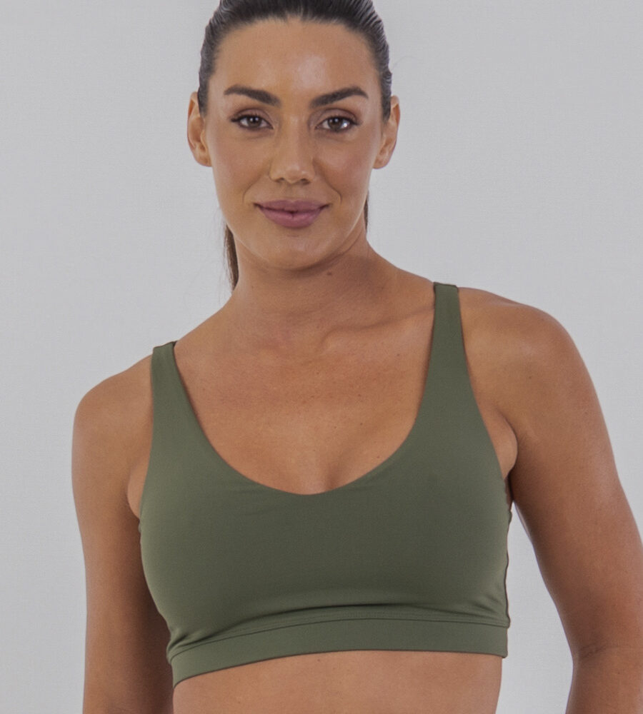 Top fitness Verde Cacto com alças cruzadas nas costas, malha tecnológica e elástico embutido no sub-busto.