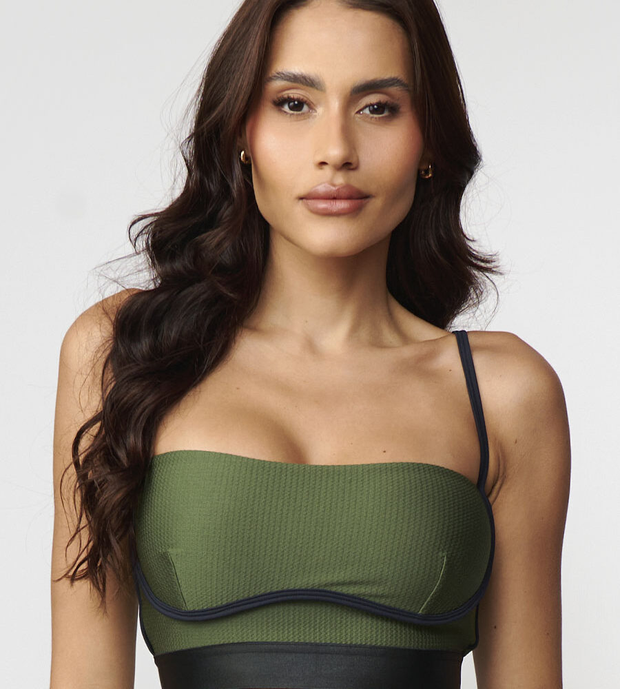 Top fitness reto verde cacto e preto em tecido Chevry com elástico aparente e média compressão UV50+ Belles