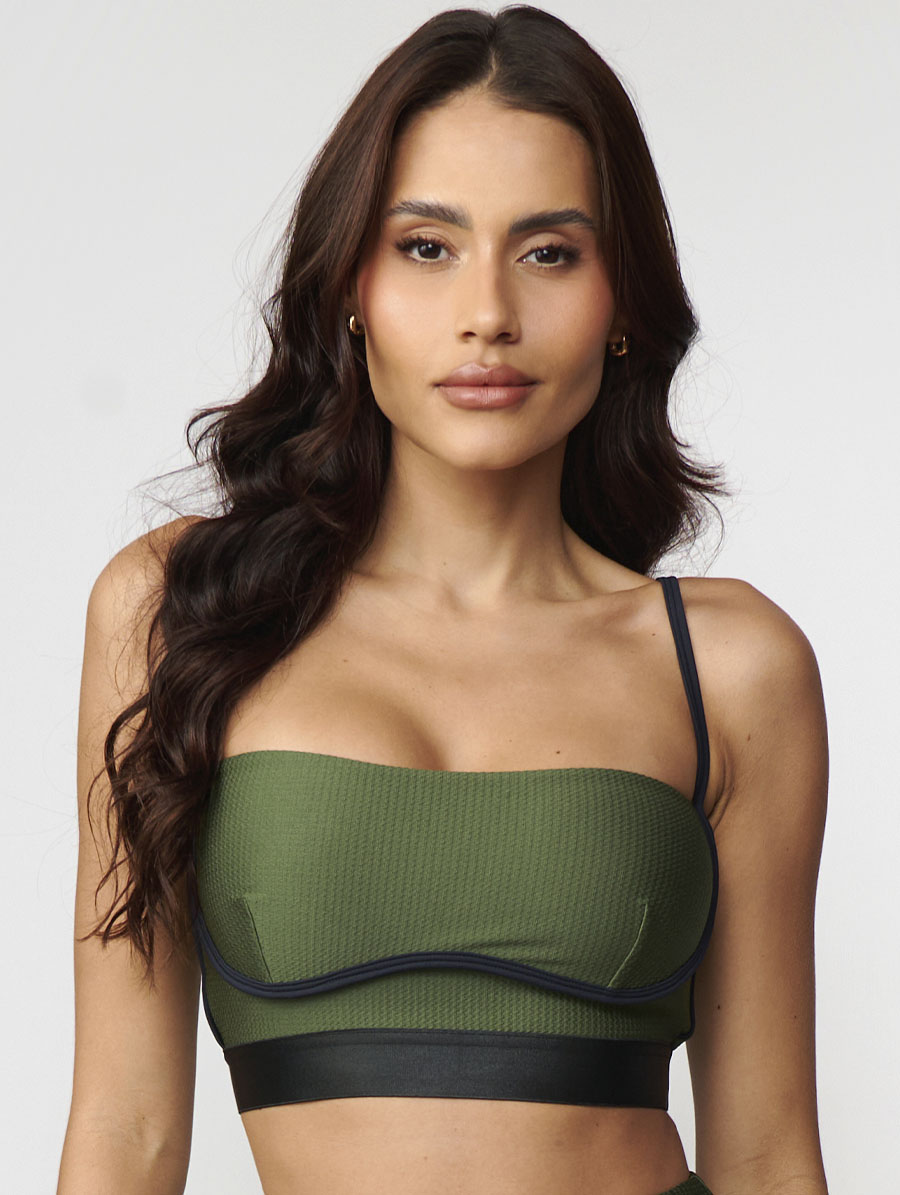 Top fitness reto verde cacto e preto em tecido Chevry com elástico aparente e média compressão UV50+ Belles