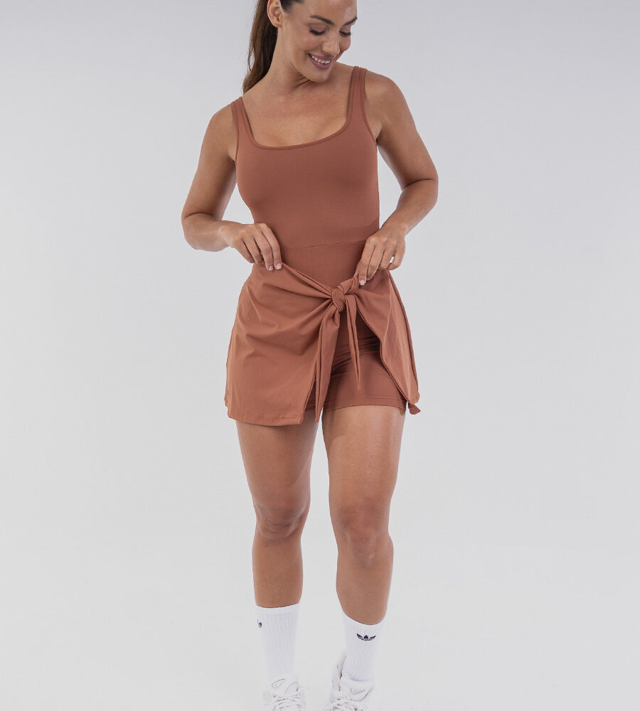 Vestido Macaquinho Terracota Belles Active com amarração frontal, short interno e Proteção UV 50+.