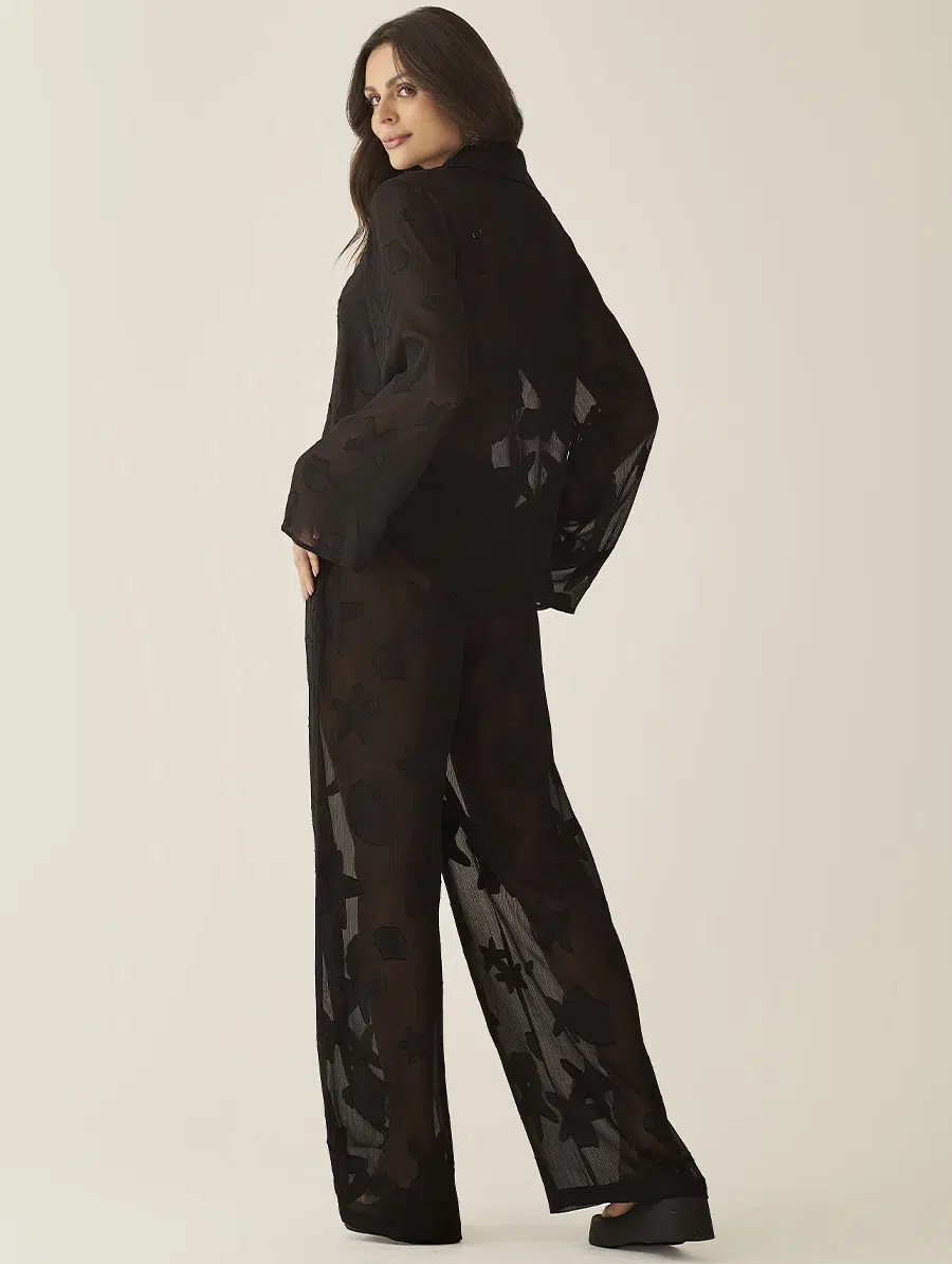Calça pantalona off white em crepe jacquard Orla, com caimento fluido e cintura alta.