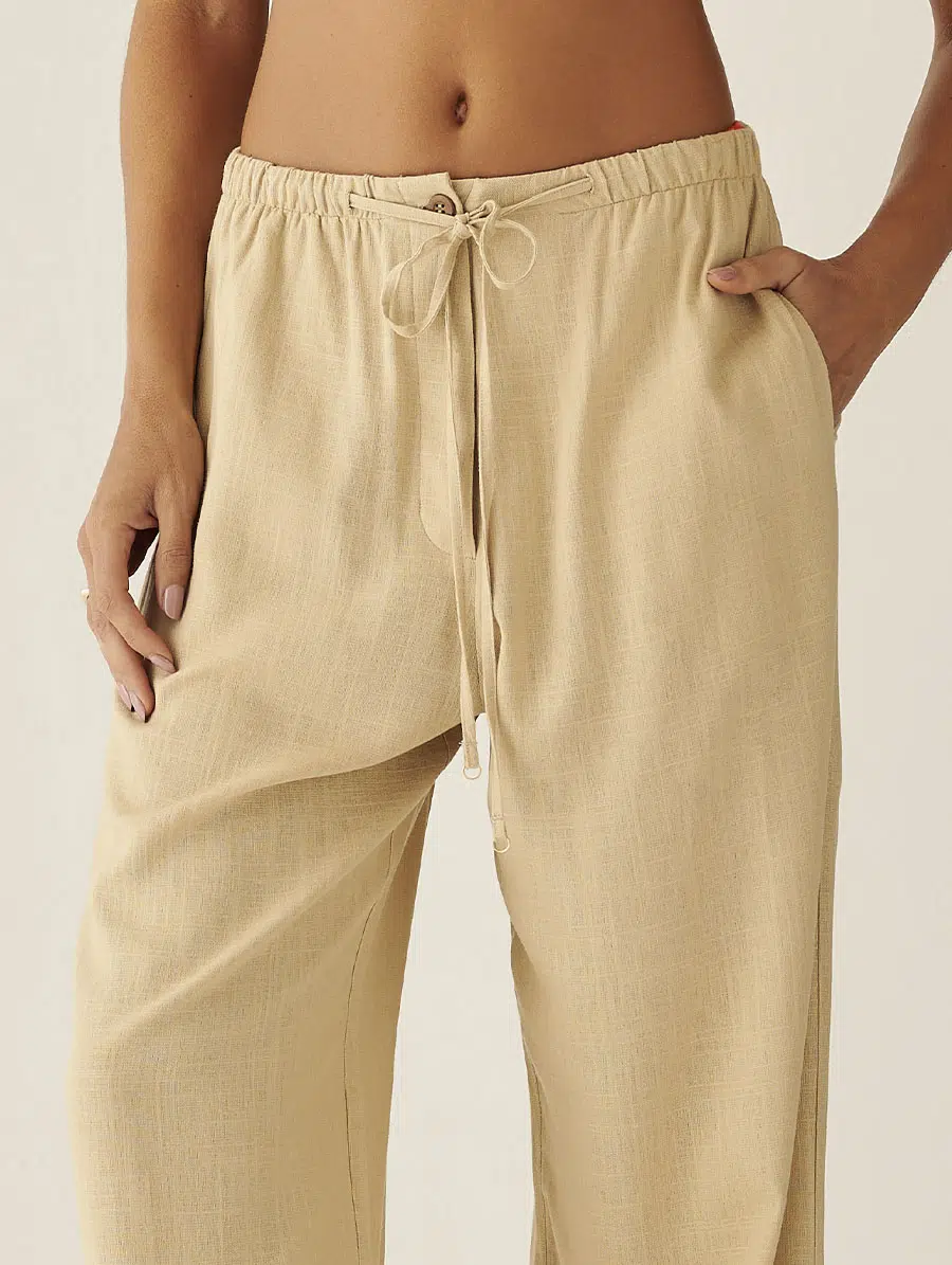 Calça comprida Bege Luzente em tecido leve, com modelagem solta e cintura confortável.
