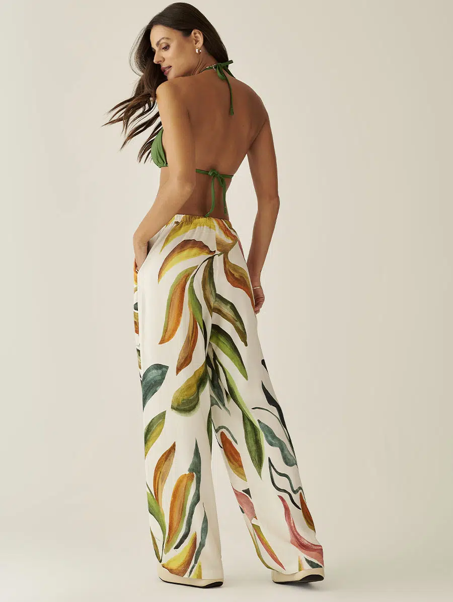 Calça comprida com estampa Tropicale, modelagem fluida e tecido leve.
