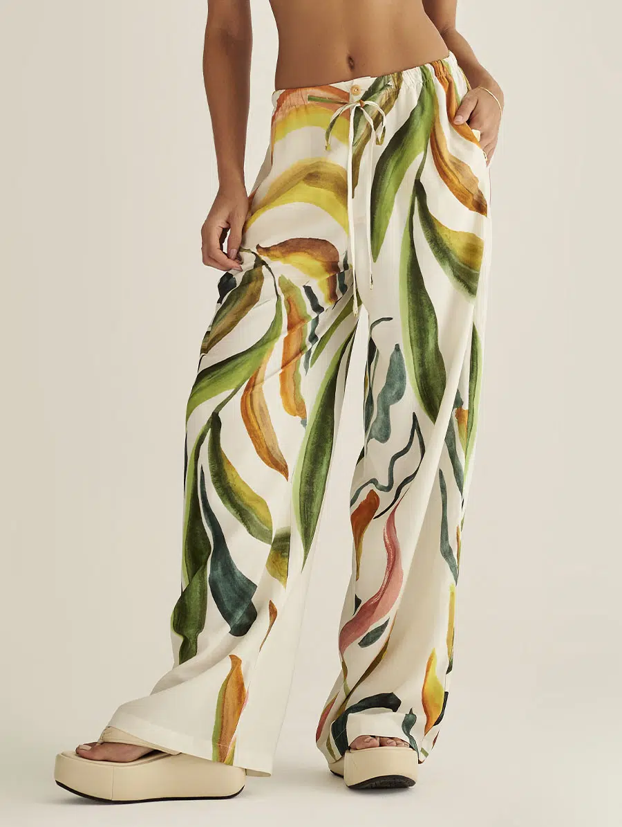 Calça comprida com estampa Tropicale, modelagem fluida e tecido leve.