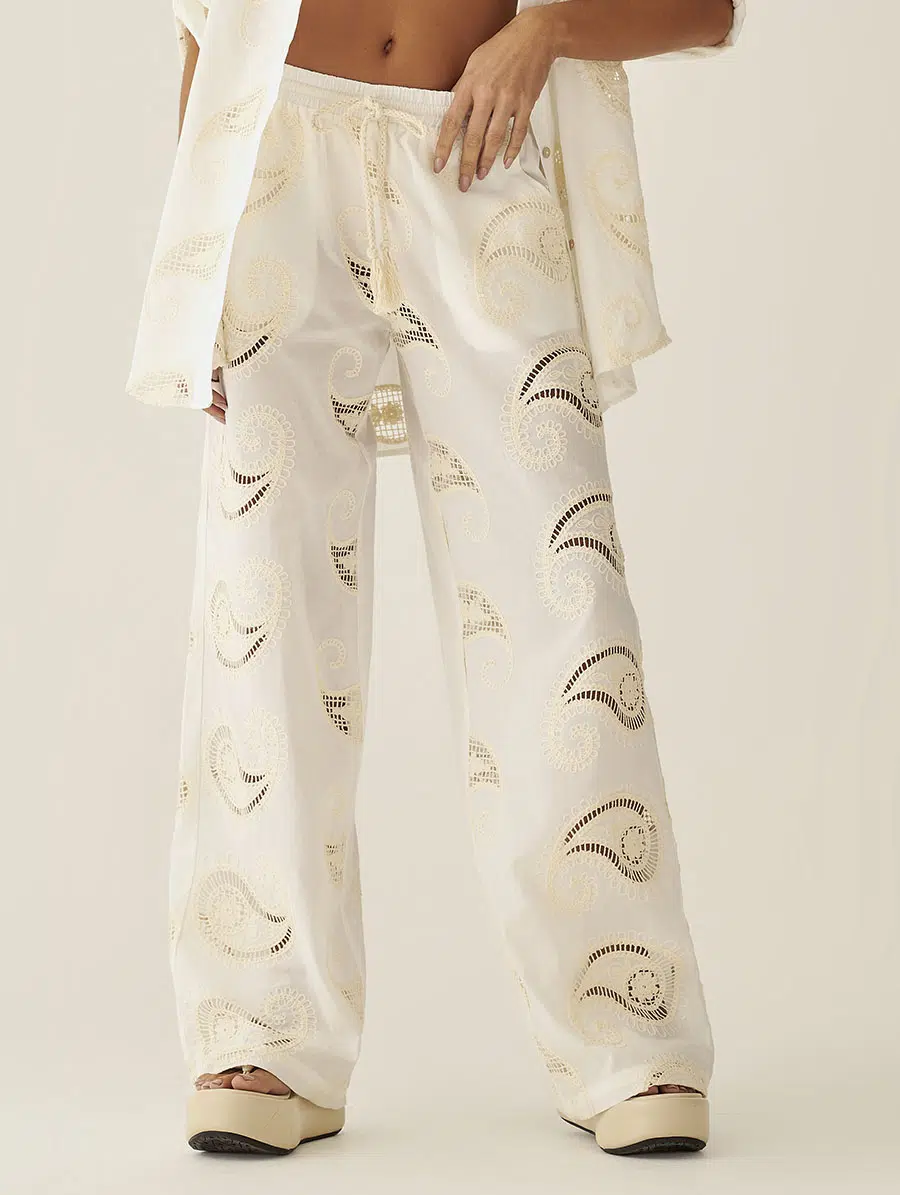 Calça pantalona em algodão com modelagem ampla e caimento leve.