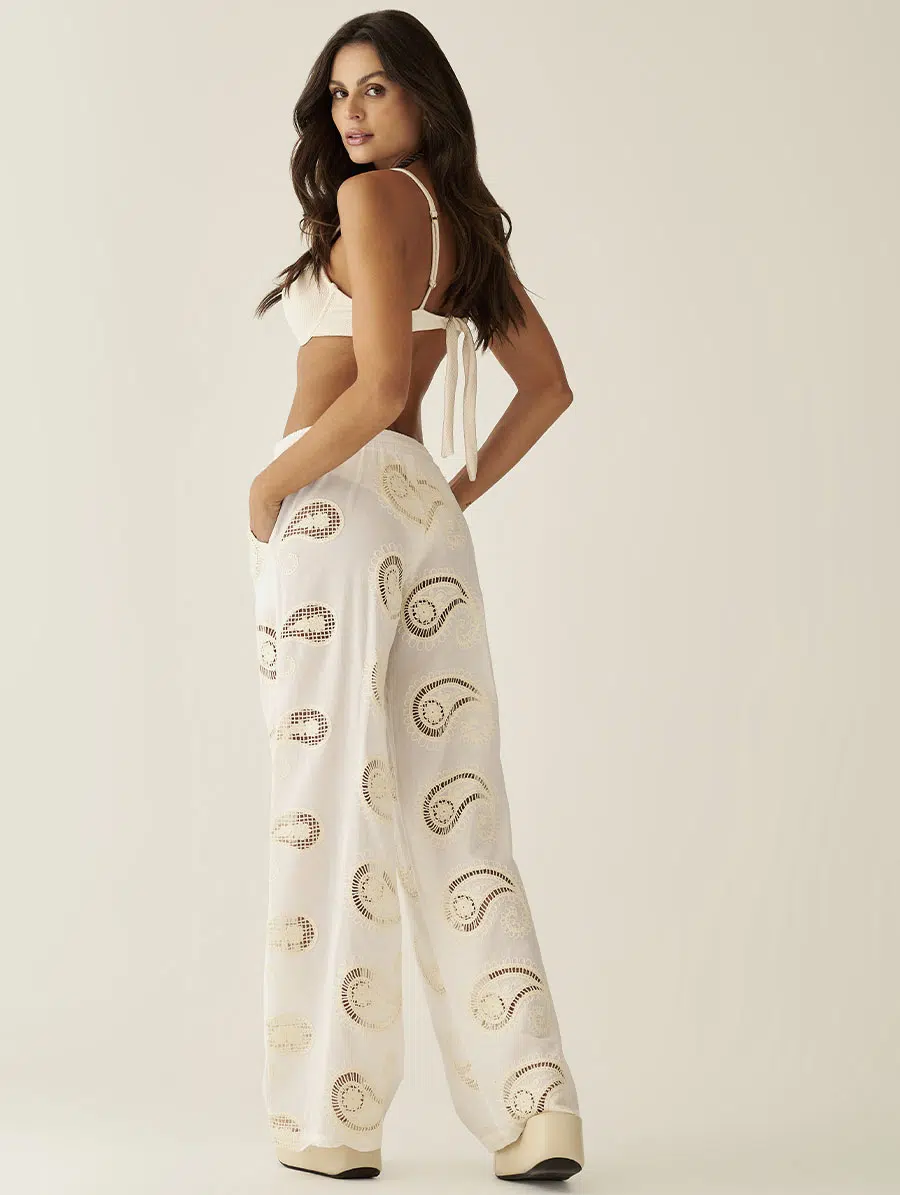 Calça pantalona em algodão com modelagem ampla e caimento leve.