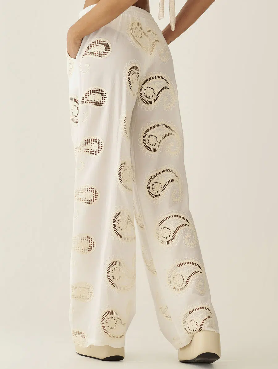 Calça pantalona em algodão com modelagem ampla e caimento leve.