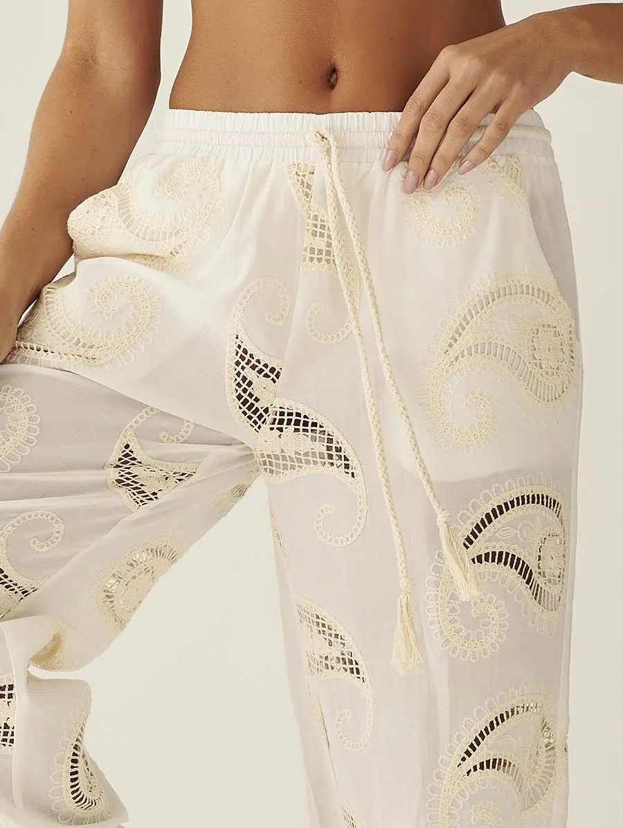 Calça pantalona em algodão com modelagem ampla e caimento leve.