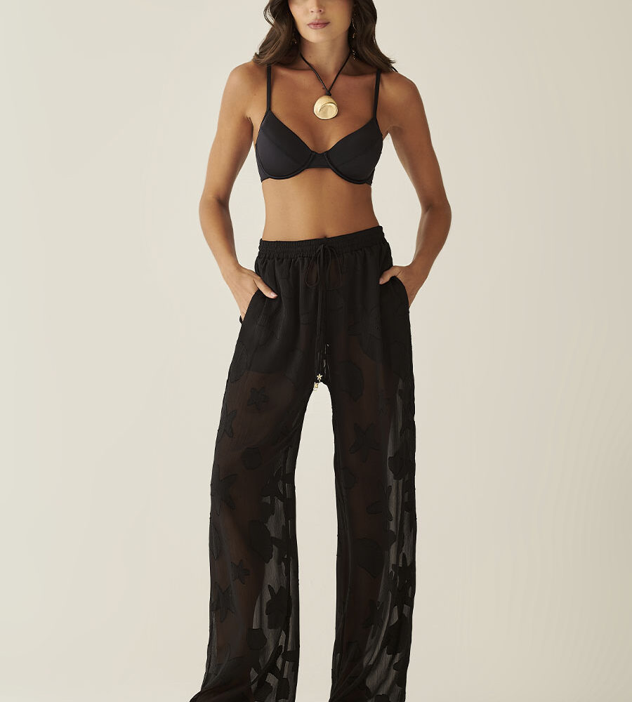 Calça pantalona off white em crepe jacquard Orla, com caimento fluido e cintura alta.