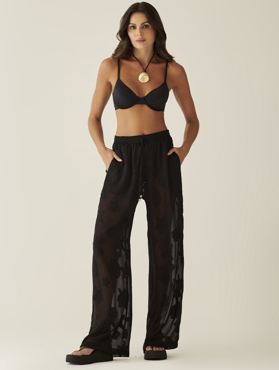 Calça pantalona off white em crepe jacquard Orla, com caimento fluido e cintura alta.