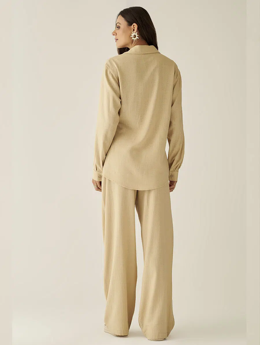 Camisa bege de mangas longas Luzente em tecido leve, com modelagem fluida e acabamento clean