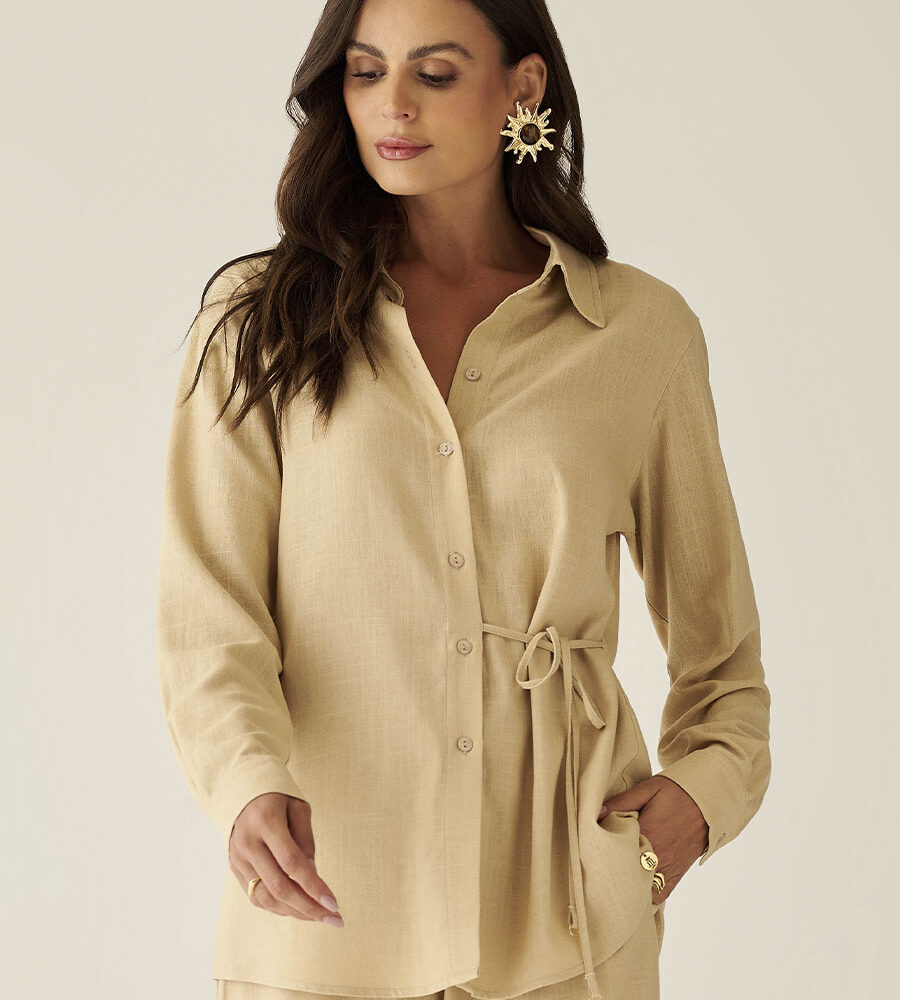 Camisa bege de mangas longas Luzente em tecido leve, com modelagem fluida e acabamento clean.