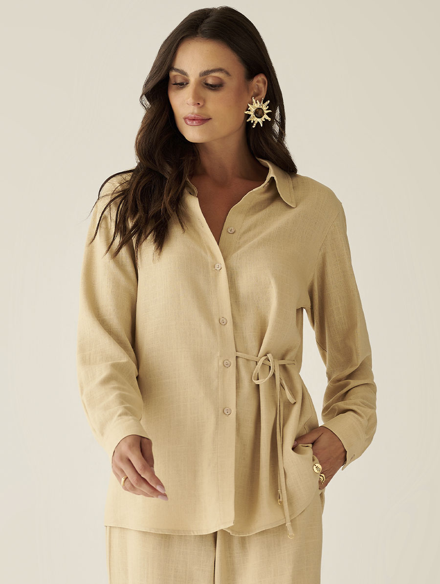 Camisa bege de mangas longas Luzente em tecido leve, com modelagem fluida e acabamento clean.