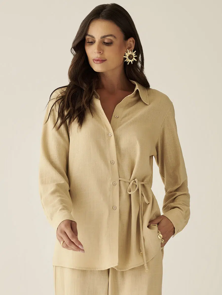 Camisa bege de mangas longas Luzente em tecido leve, com modelagem fluida e acabamento clean.