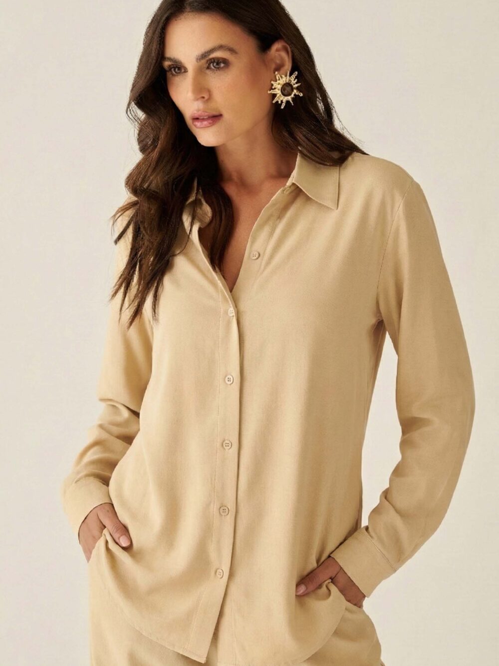 Camisa bege de mangas longas Luzente em tecido leve, com modelagem fluida e acabamento clean.
