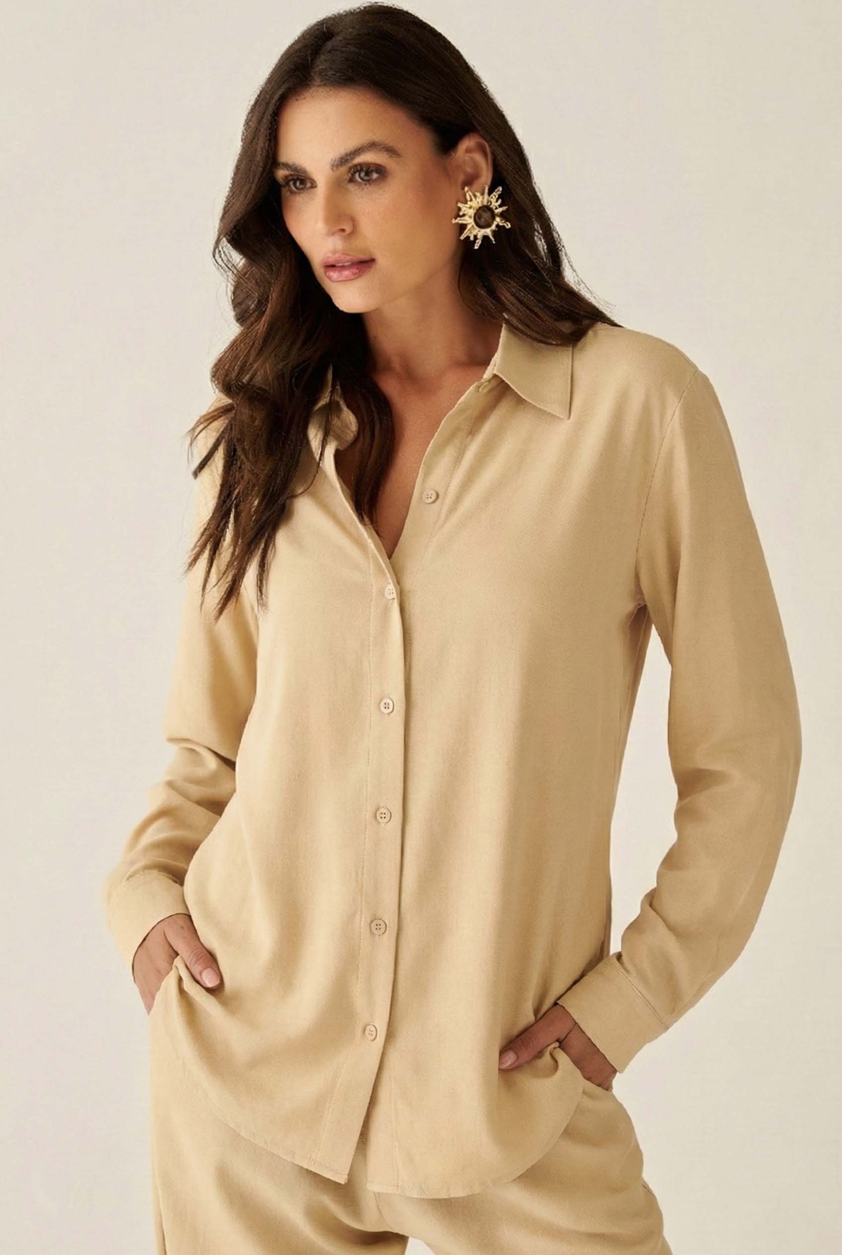 camisa-manga-longa-bege Camisa bege de mangas longas Luzente em tecido leve, com modelagem fluida e acabamento clean.