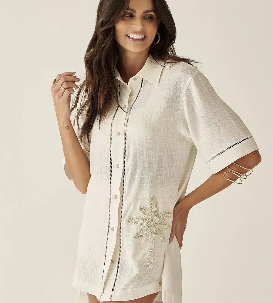 Camisa oversized off white em linho da linha Orla, com modelagem ampla e acabamento sofisticado.
