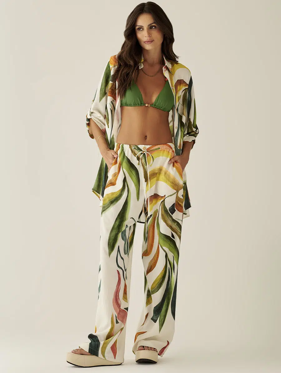 Calça comprida com estampa Tropicale, modelagem fluida e tecido leve.