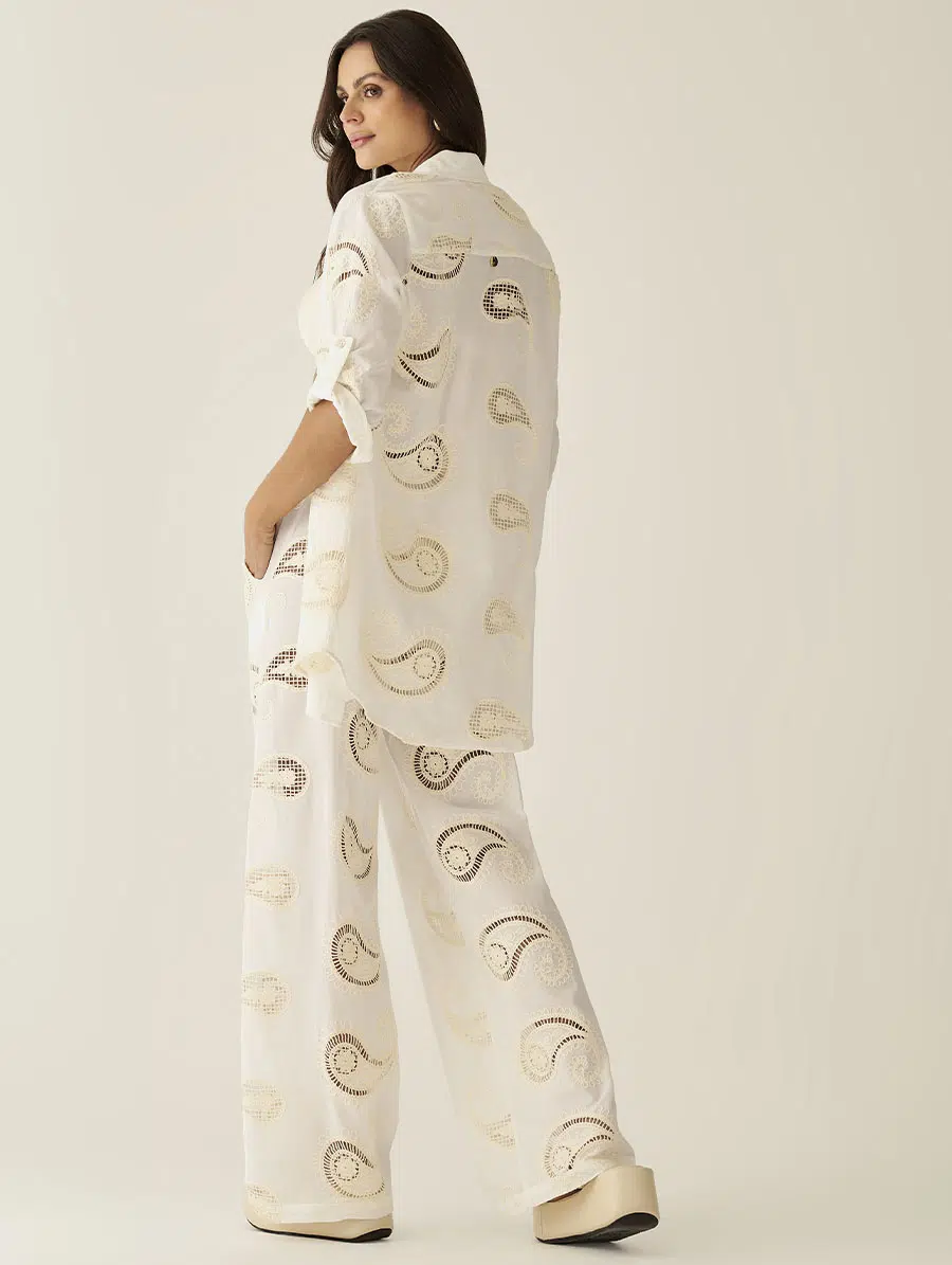 Chemise off white Orla em algodão, com modelagem solta e comprimento curto.