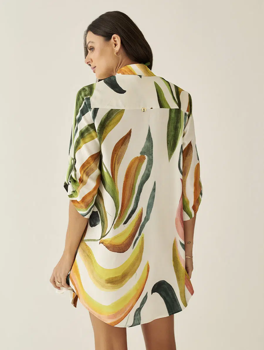 Chemise curta com estampa Tropicale em tecido leve e caimento solto.