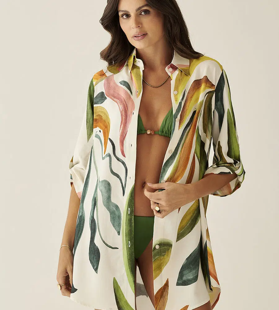 Chemise curta com estampa Tropicale em tecido leve e caimento solto.