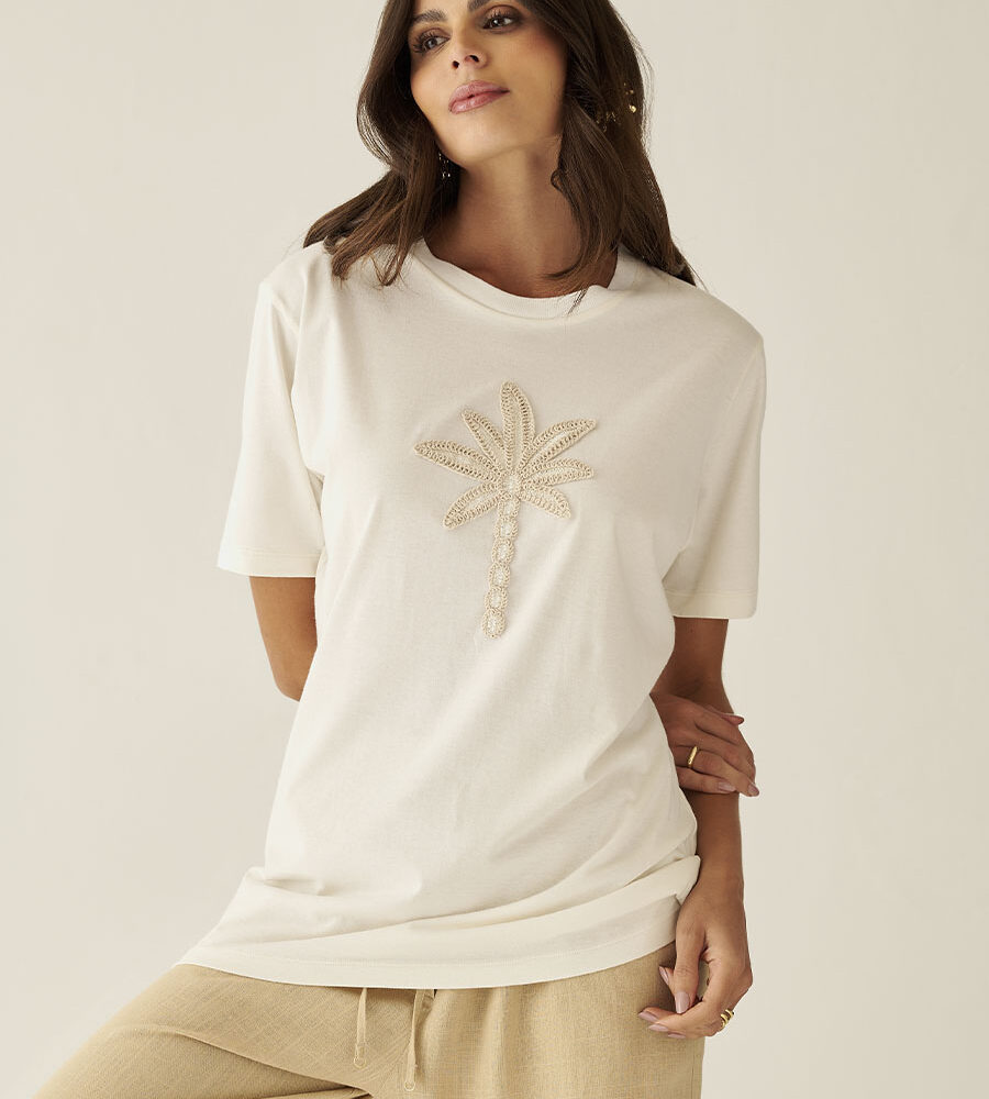 T-shirt off white com estampa de coqueiro da linha Orla.