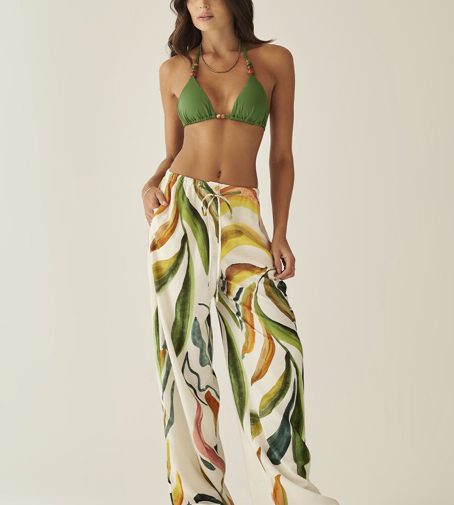 Calça comprida com estampa Tropicale, modelagem fluida e tecido leve.