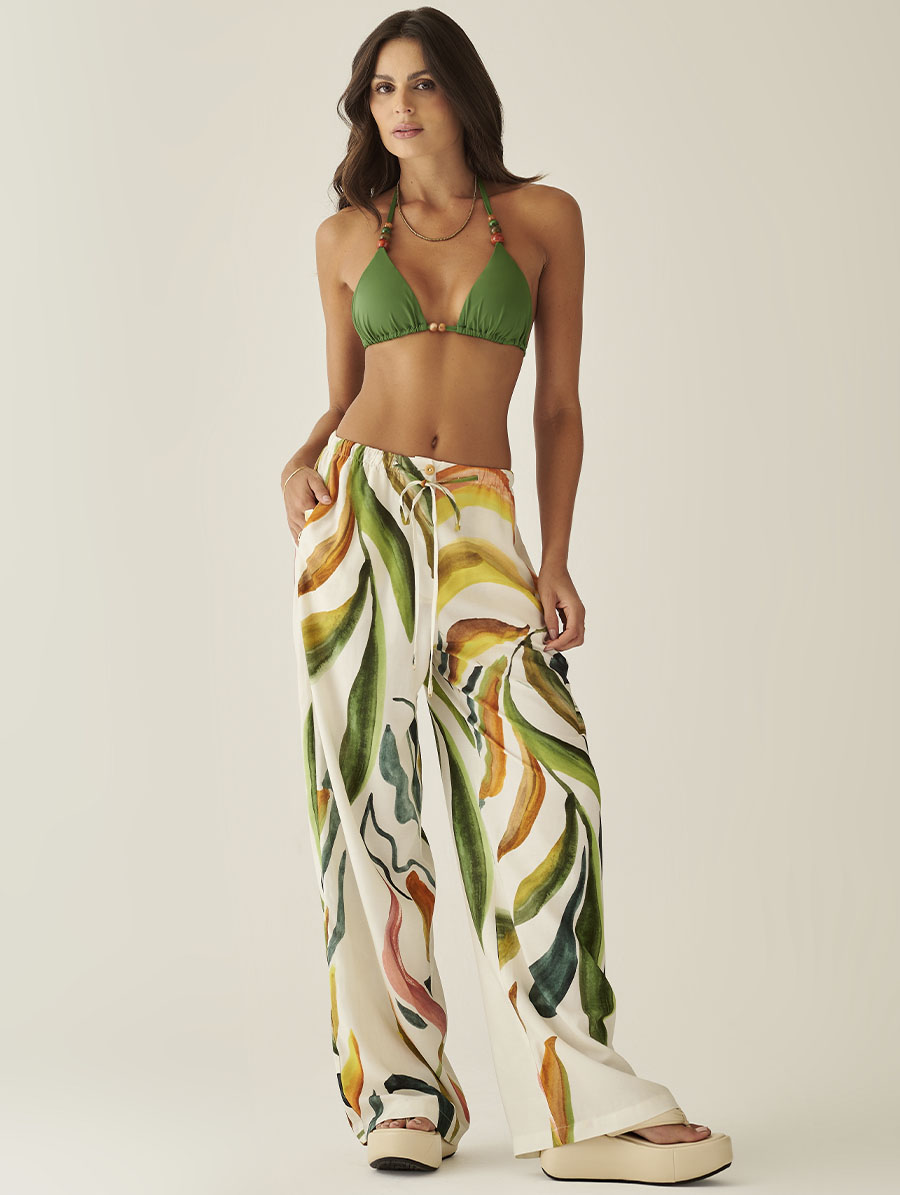 Calça comprida com estampa Tropicale, modelagem fluida e tecido leve.