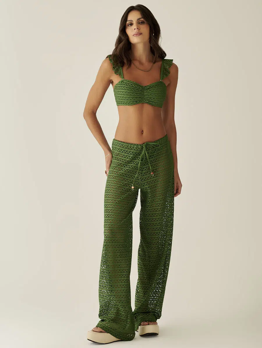 Calça longa Verde Tropicale em tecido leve, com caimento fluido.