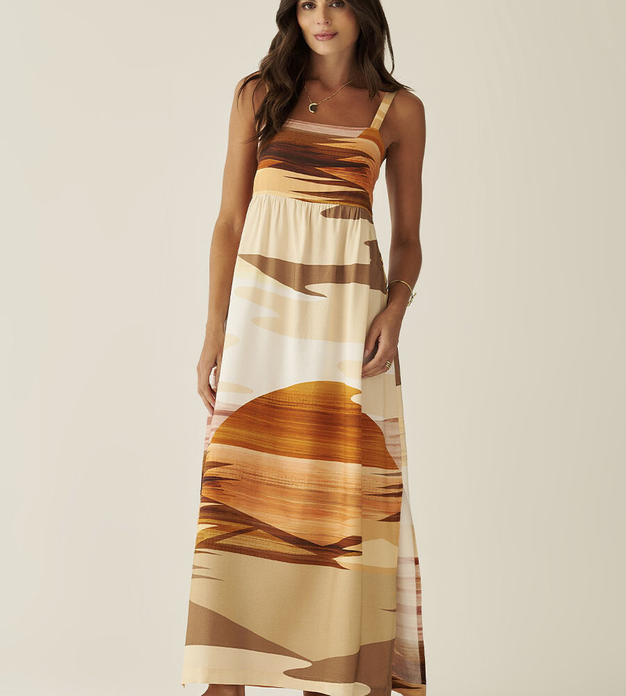 Vestido midi estampa duna em viscolinho com alças reguláveis, lastéx nas costas e fendas laterais.