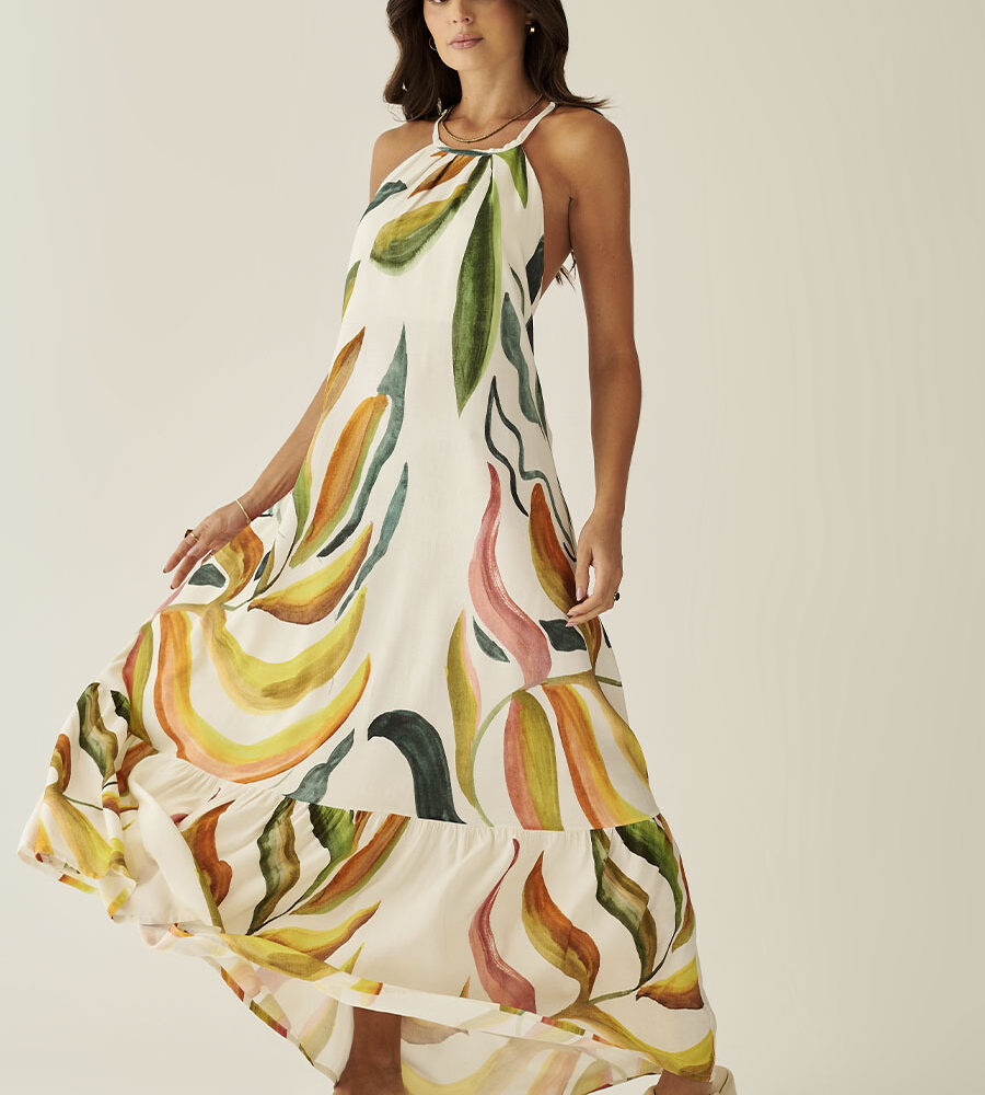 Vestido longo frente única com estampa Tropicale e caimento fluido.