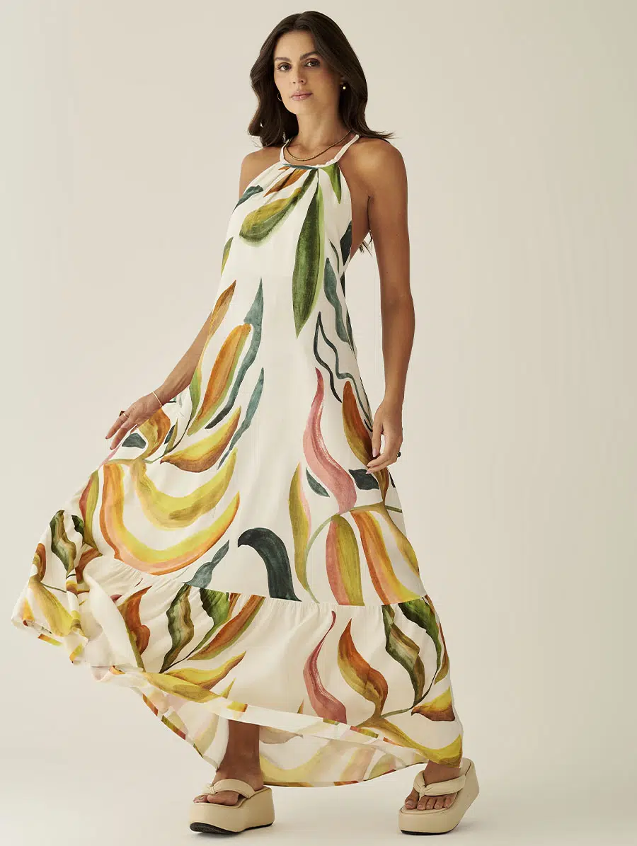 Vestido longo frente única com estampa Tropicale e caimento fluido.