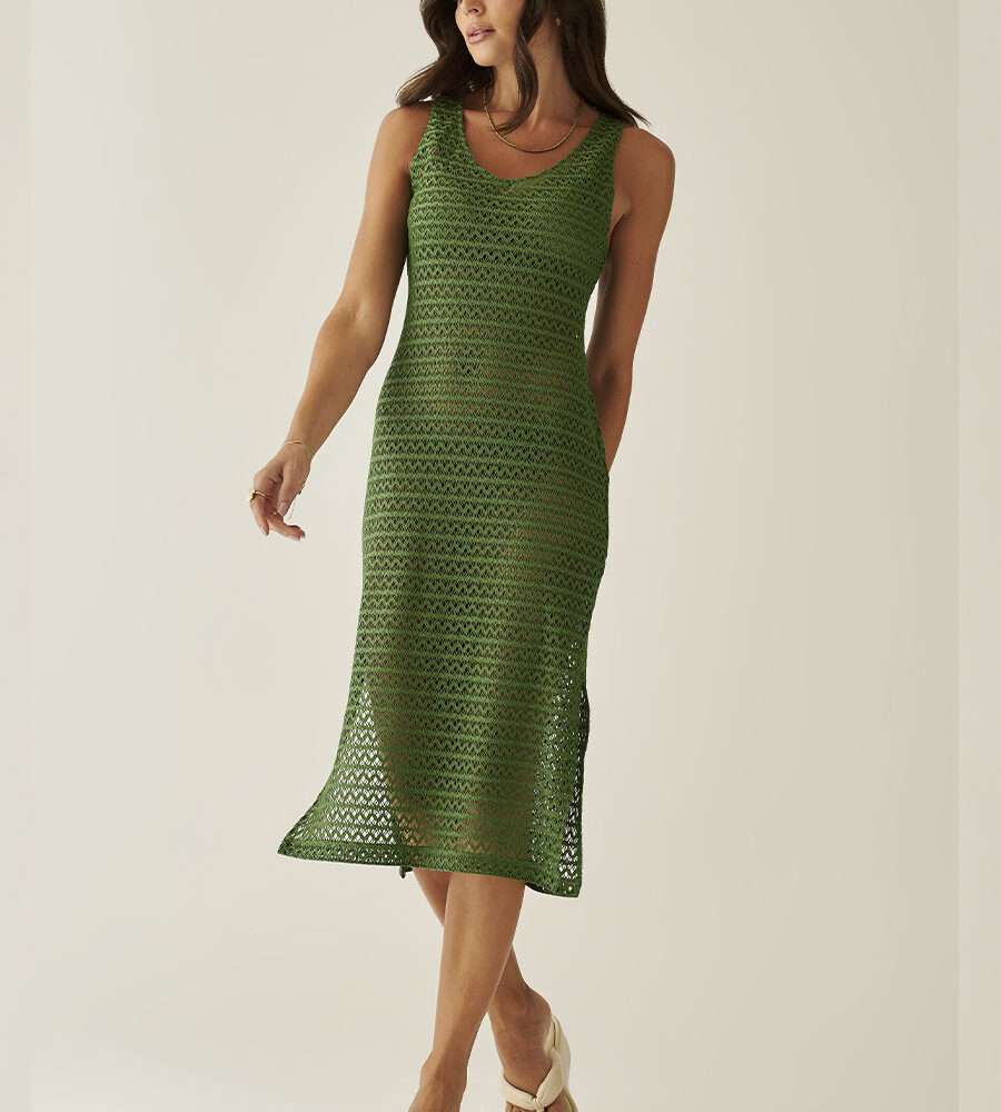Vestido midi verde Tropicale com modelagem fluida e detalhe de amarração.