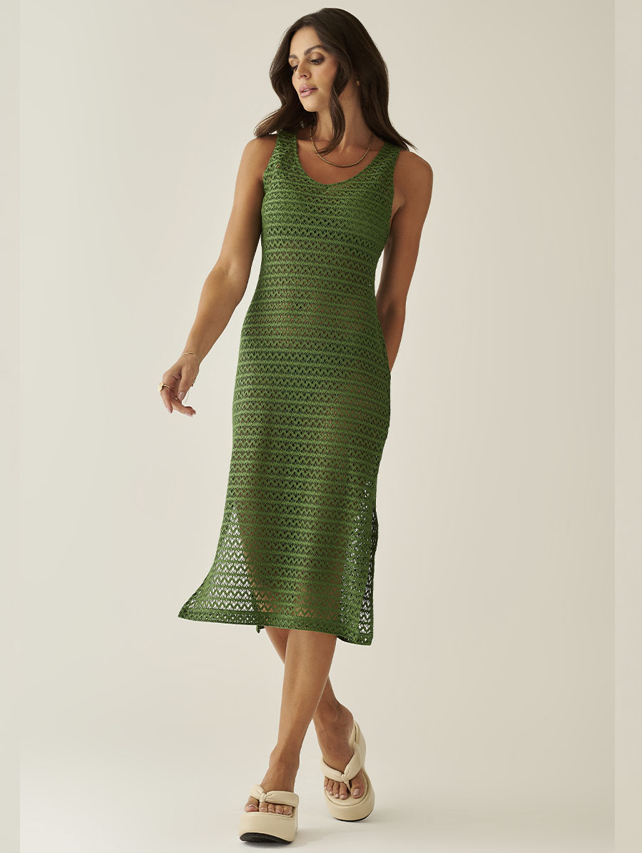 Vestido midi verde Tropicale com modelagem fluida e detalhe de amarração.