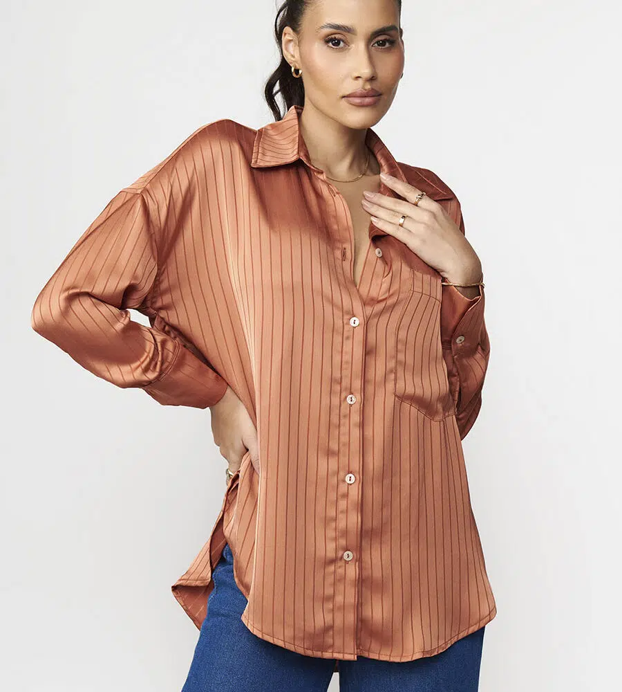 Camisa feminina de cetim com mangas longas brilho sofisticado leve e versátil preto marfim terracota Belles