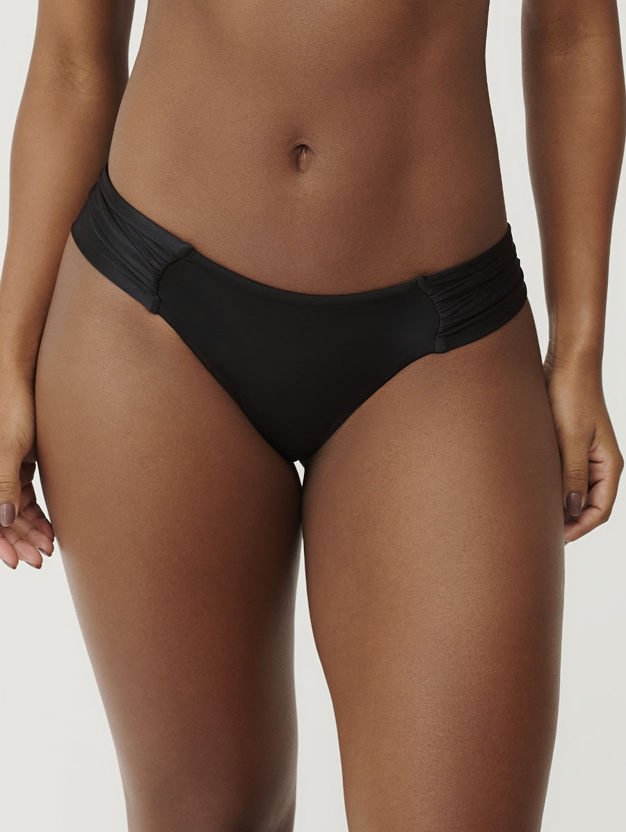 Calcinha Borboleta Preto com Modelagem Confortável Belles Calcinha borboleta preta com laterais largas e costas confortáveis proteção UV50+ Belles