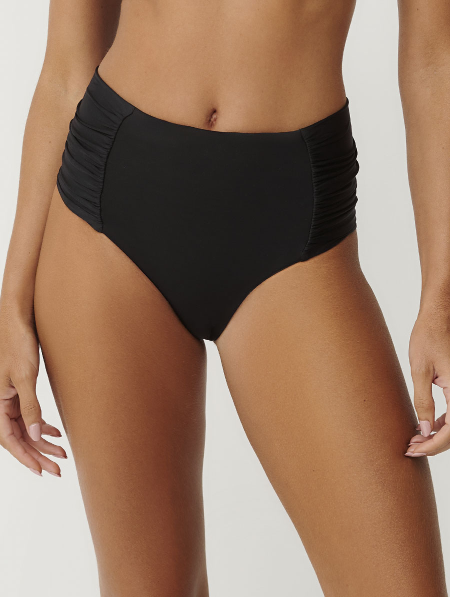 Calcinha hot pant preta cintura alta com laterais franzidas e medalhinha de metal UV50+ Belles