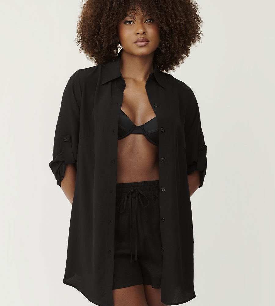 Chemise preta em viscose rayon com botões frontais e manga 3/4 com ajuste Belles