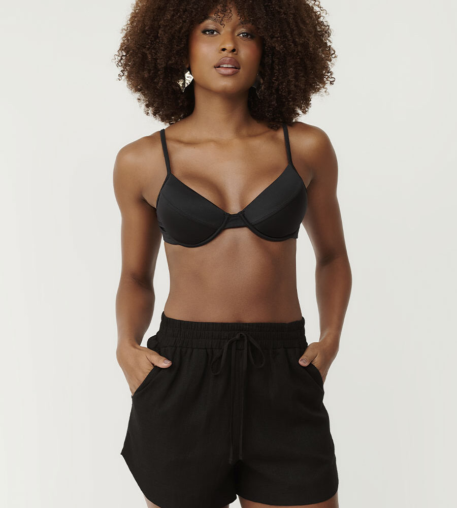 Short curto preto em linho com elástico na cintura amarração e bolsos frontais Belles