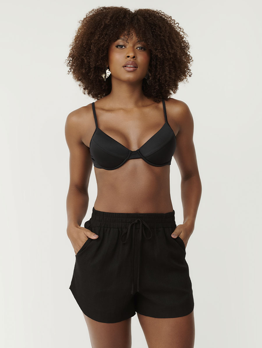 Short curto preto em linho com elástico na cintura amarração e bolsos frontais Belles