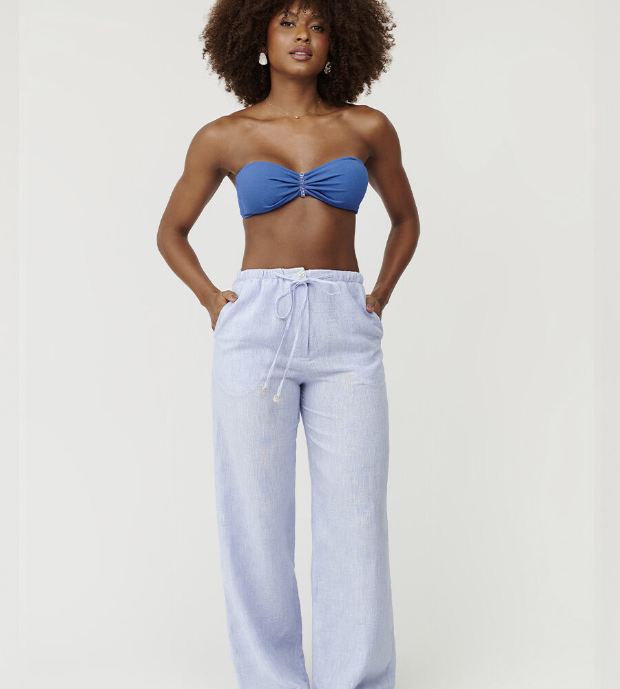Calça comprida azul salina em linho com bolsos frontais e amarração na cintura Belles