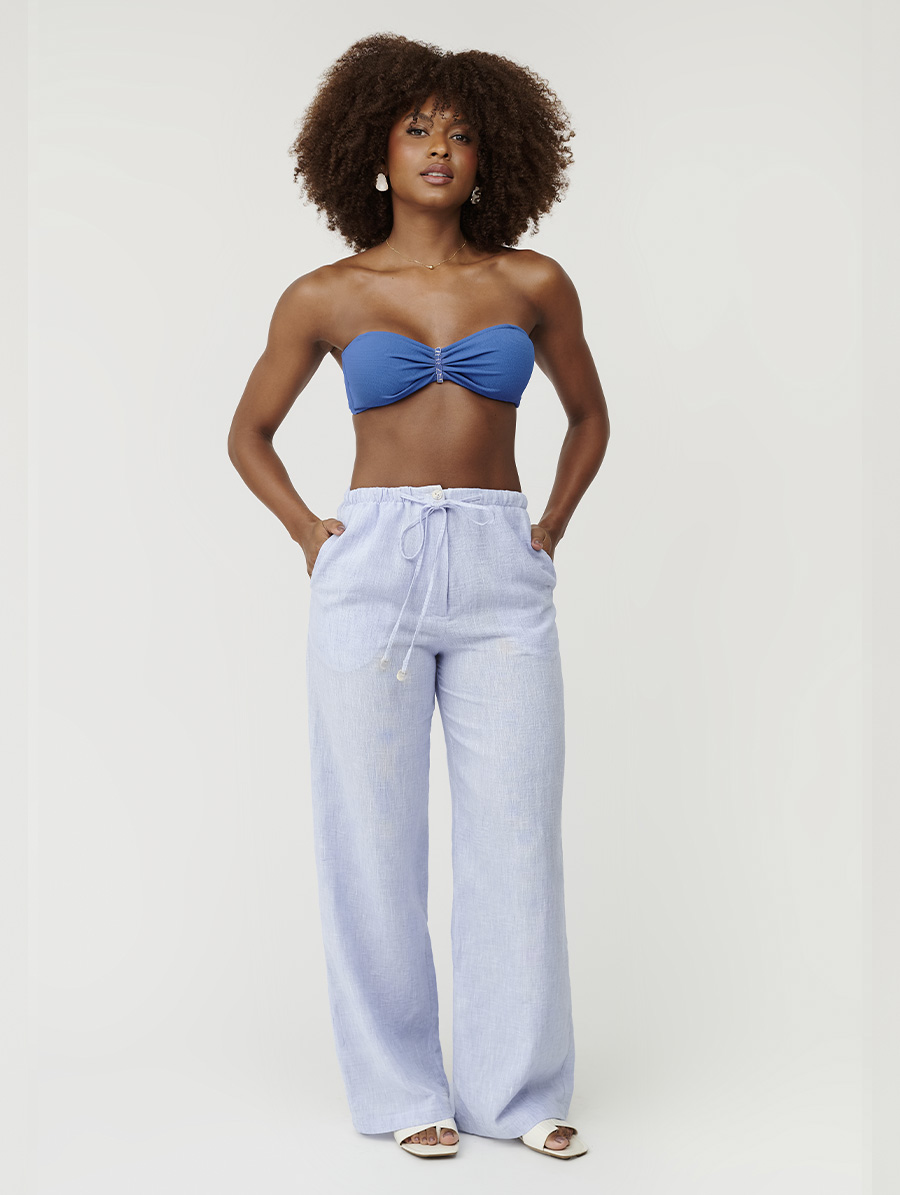 Calça comprida azul salina em linho com bolsos frontais e amarração na cintura Belles