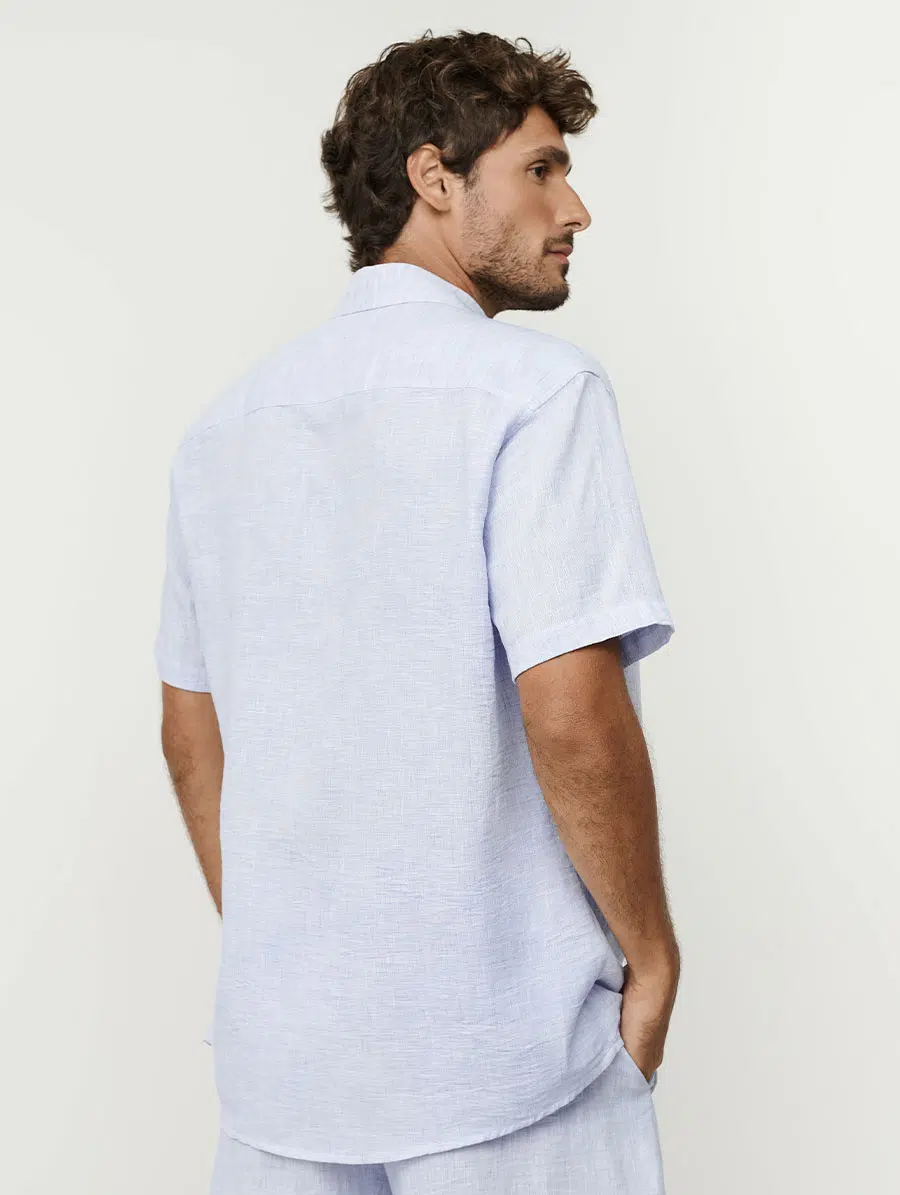 Camisa masculina em linho azul com mangas curtas e fechamento em botões Belles