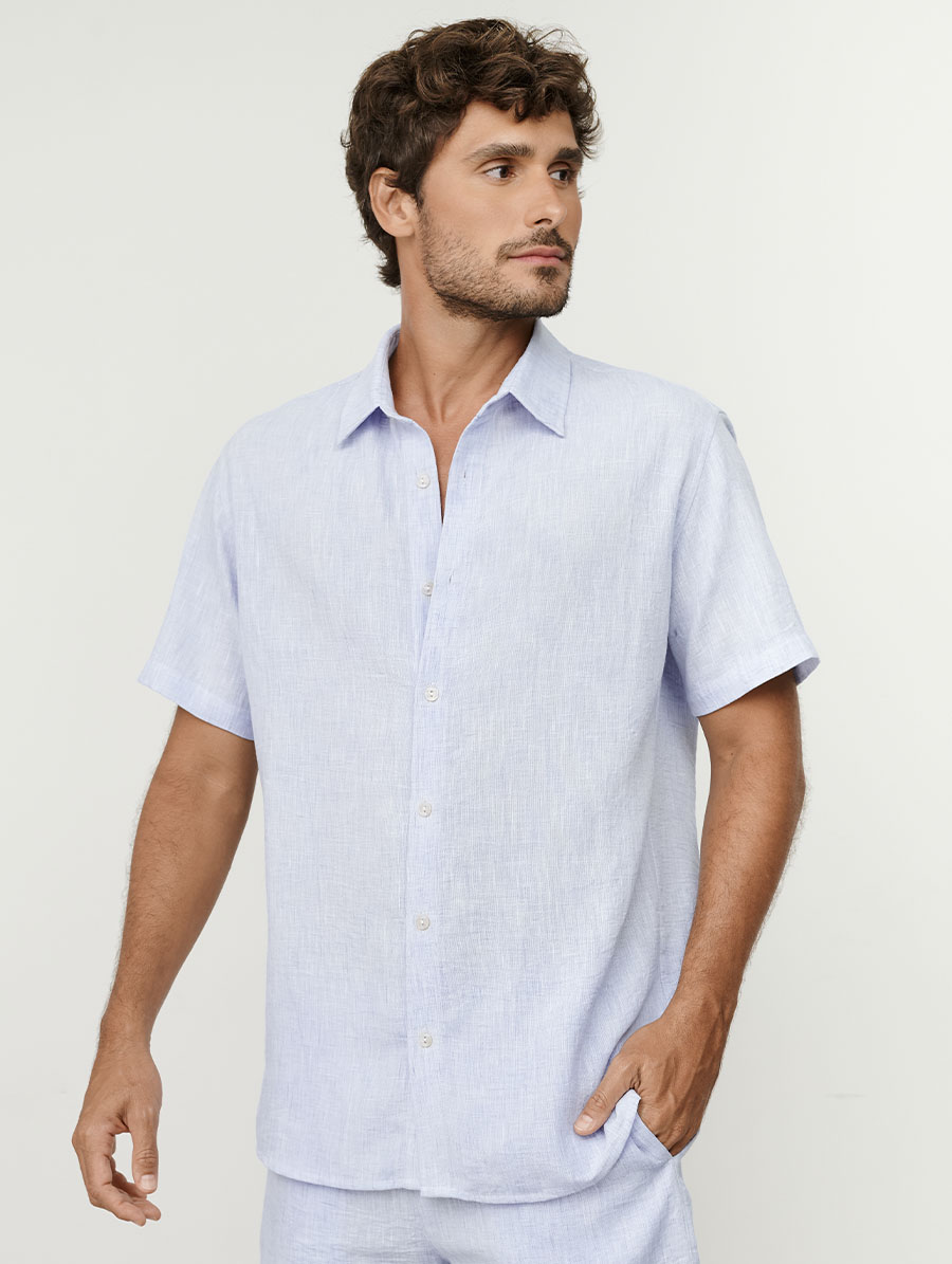 Camisa masculina em linho azul com mangas curtas e fechamento em botões Belles