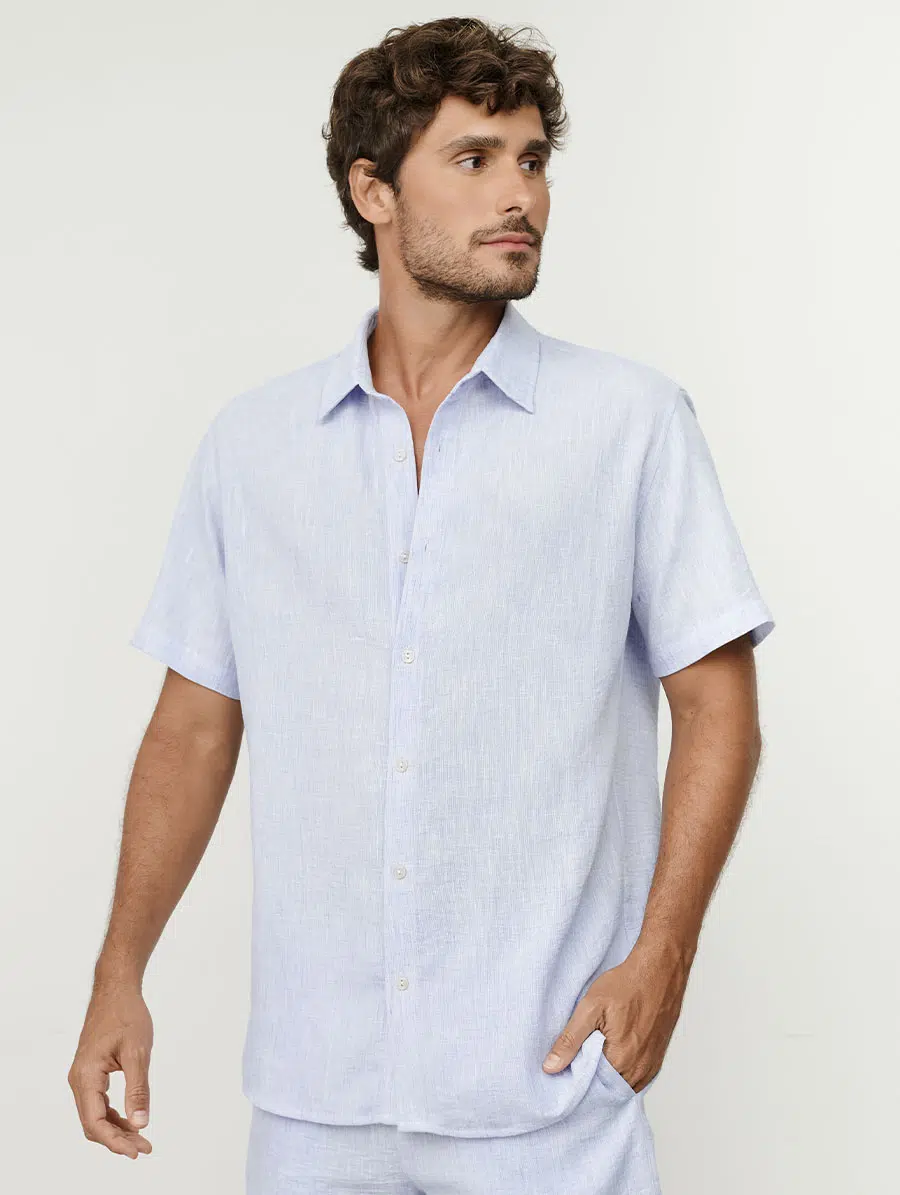 Camisa masculina em linho azul com mangas curtas e fechamento em botões Belles
