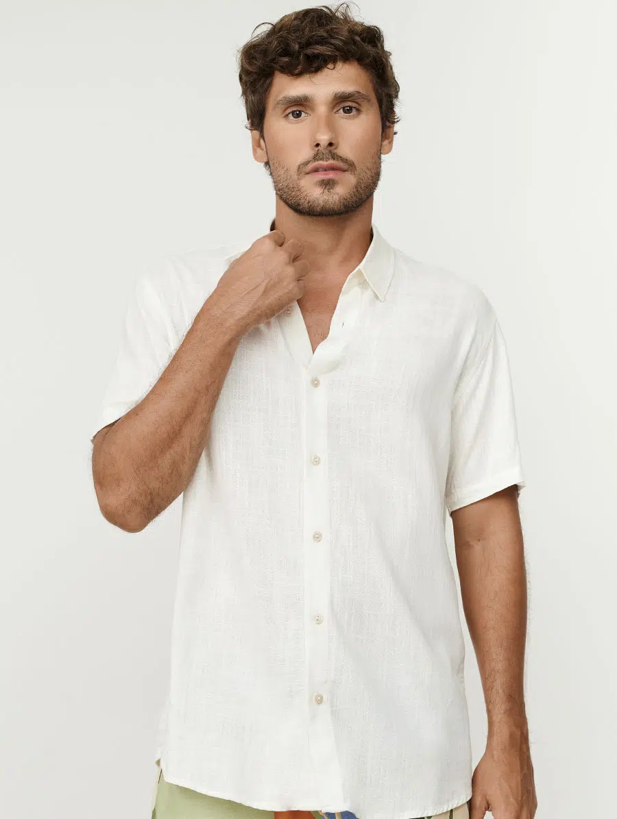 Camisa masculina em linho off white com mangas curtas e fechamento em botões Belles